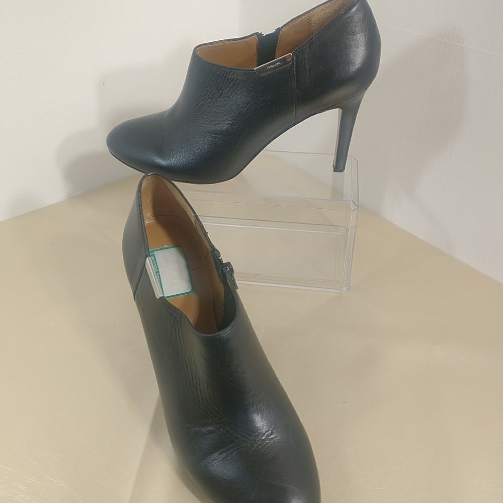 Coach Black Leather Shoes Seneca Booties 10B EU 40. Condition is Pre-owned. - Picture 1 of 11